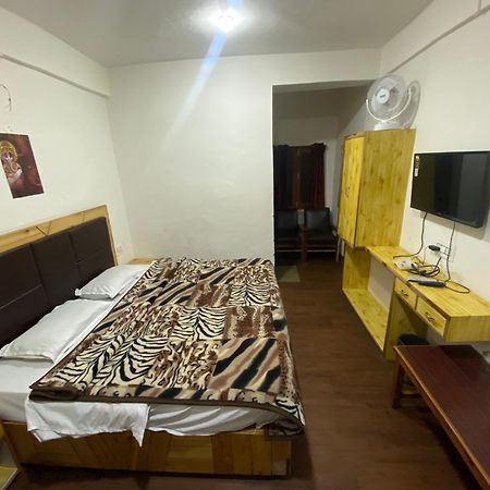 The Prasher Lodge Mall Road Manali Exterior photo