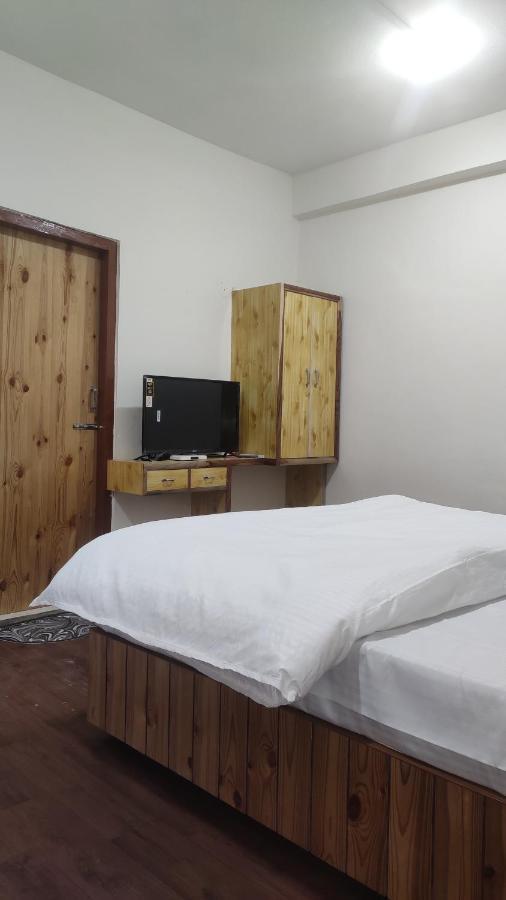 The Prasher Lodge Mall Road Manali Exterior photo