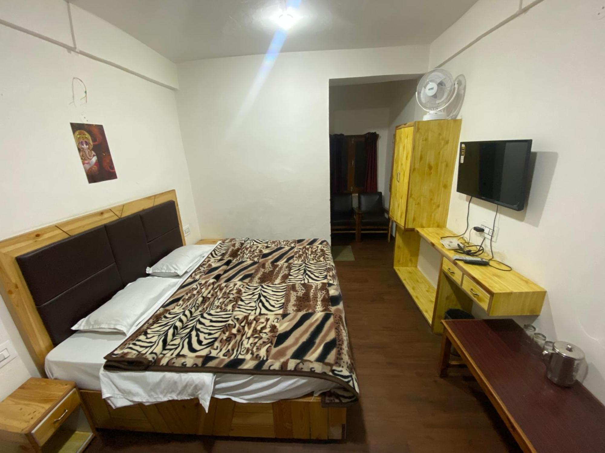 The Prasher Lodge Mall Road Manali Exterior photo