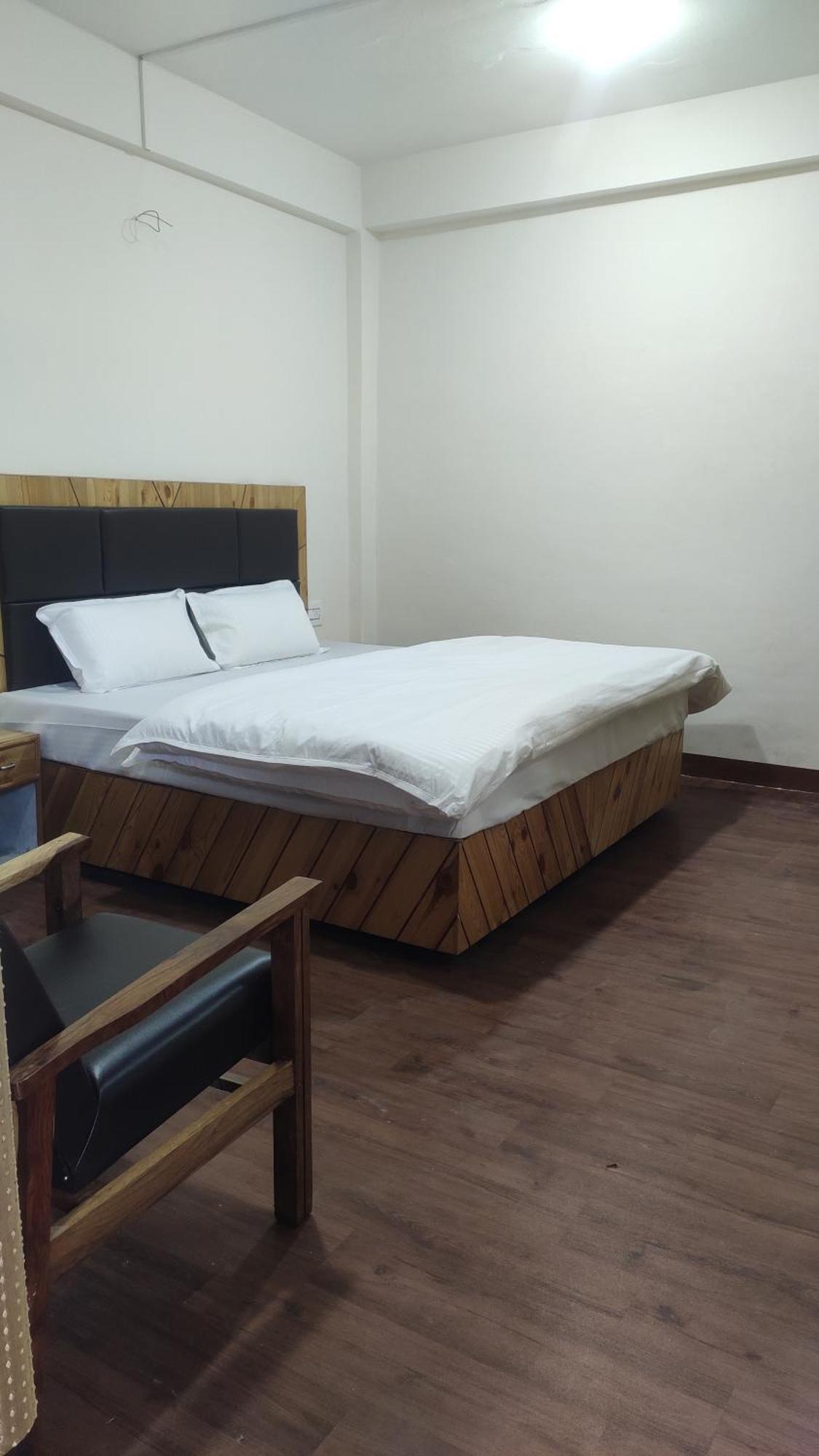 The Prasher Lodge Mall Road Manali Exterior photo